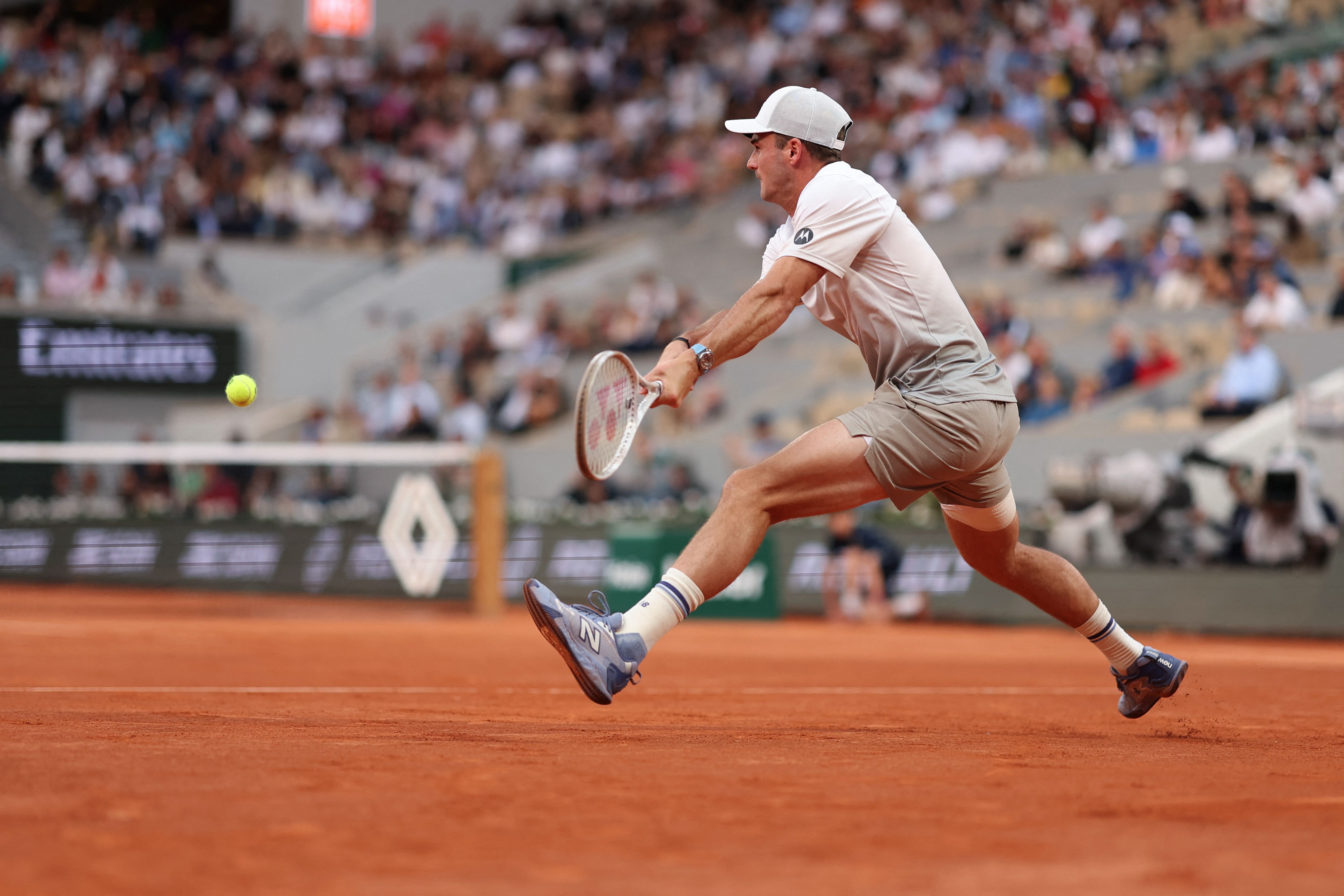 米兰体育-法国网球队完胜日本网球队，阿尔卡拉斯三分雨点燃全场