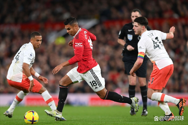 狼队逼平曼联！热苏斯制胜球被吹回，斧王板凳席捶墙怒骂