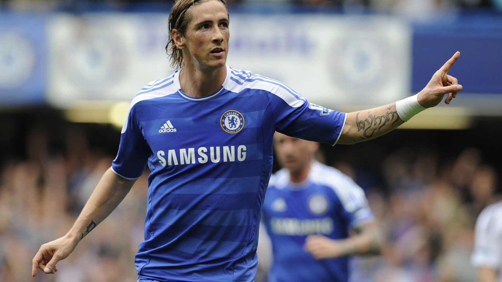 ac米兰体育官网-赛道与球场的双重奏,当F1年度争冠之夜遇见浓眉末节接管比赛